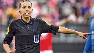 Stéphanie Frappart quedará en la historia como la primera mujer en arbitrar un partido de la Copa del Mundo.