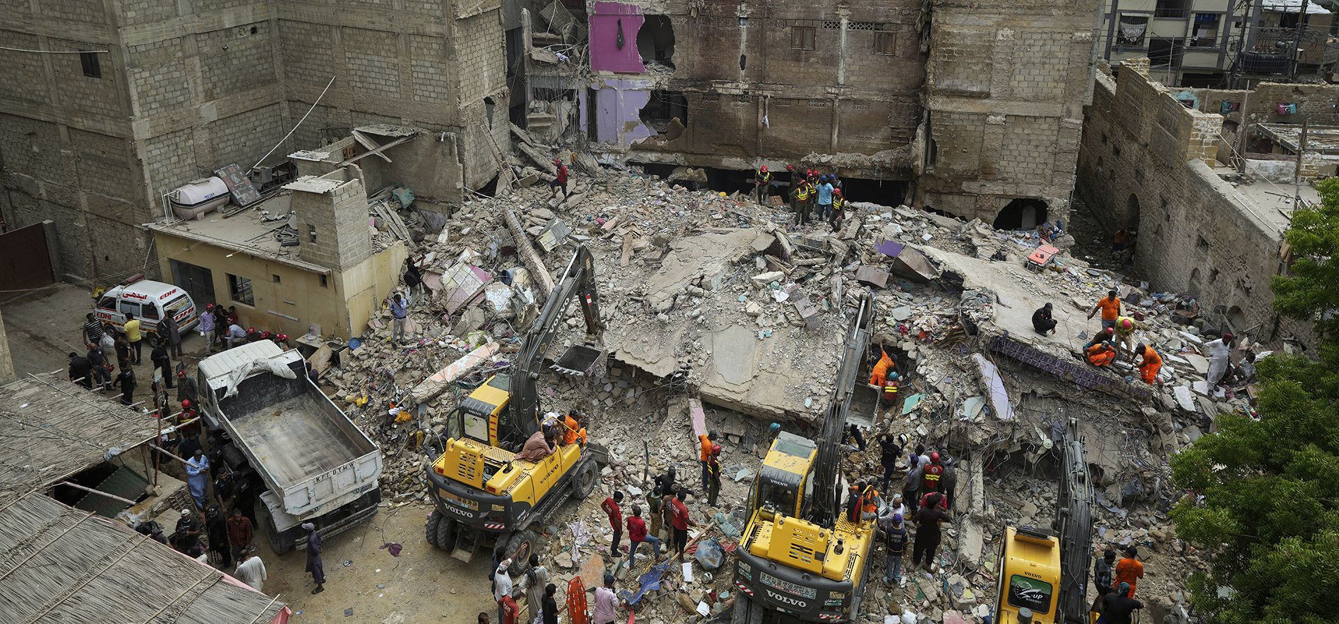 Rescatistas retiran escombros con maquinaria pesada para buscar sobrevivientes y cadáveres en el lugar del derrumbe de un edificio de varios pisos en Karachi, Pakistán, el viernes 4 de julio de 2025. (Foto AP/Fareed Khan) Rescatistas retiran escombros con maquinaria pesada para buscar sobrevivientes y cadáveres en el lugar del derrumbe de un edificio de varios pisos en Karachi, Pakistán, el viernes 4 de julio de 2025. (Foto AP/Fareed Khan)