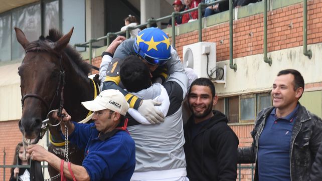 El abrazo en la victoria de David Martínez conduciendo a Gamblik Nak en la 7ma. carrera.