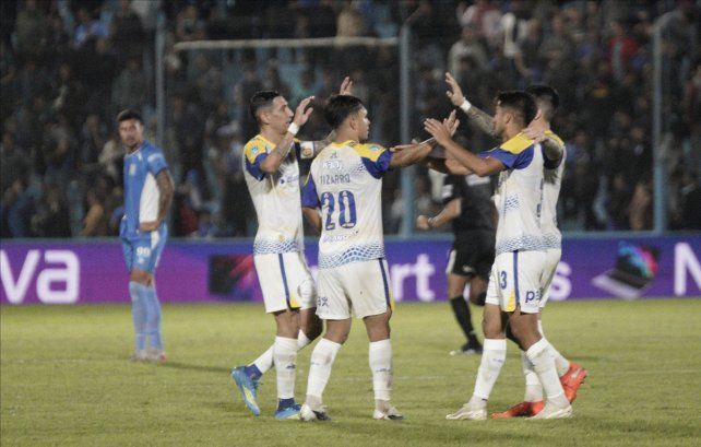 Julián Fernández ya convirtió el segundo de Central y lo festeja junto a sus compañeros.