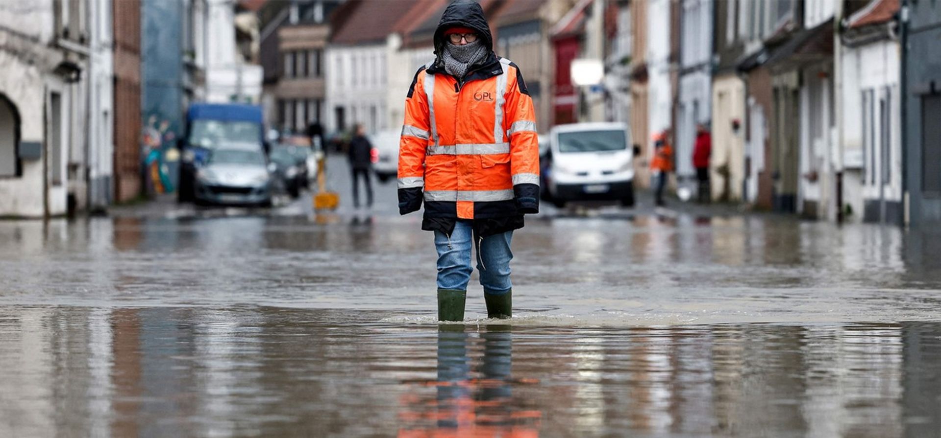 Un habitante camina por una calle inundada de Neuville-sous-Montreuil, en el norte de Francia. La región de Paso de Calais se vio una vez más afectada por lluvias torrenciales. Foto de Sameer Al-Doumy / AFP Un habitante camina por una calle inundada de Neuville-sous-Montreuil, en el norte de Francia. La región de Paso de Calais se vio una vez más afectada por lluvias torrenciales. Foto de Sameer Al-Doumy / AFP