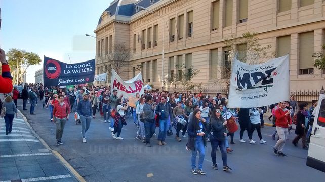Masiva marcha para oponerse al ajuste a la universidad pública