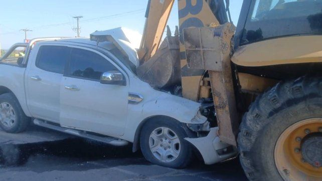 Un auto se chocó contra una retroexcavadora y camioneta en Acceso Norte dejó un herido de consideración