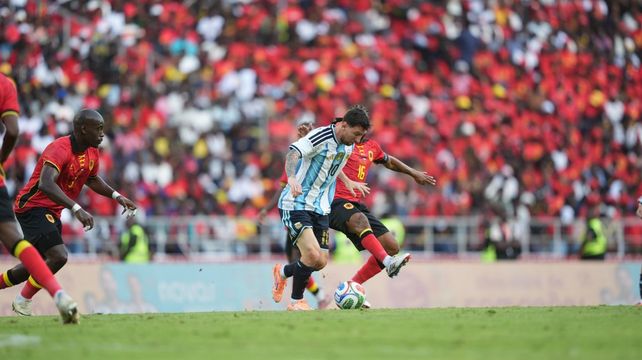 Lionel Messi arrastró marcas en el gol que cerró el 2025 para Argentina ante Angola.