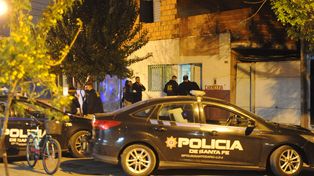 Crimen en barrio Triángulo: un hombre fue atacado a balazos en el interior de un auto.