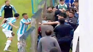 Escándalo: integrantes del cuerpo técnico de Talleres terminaron a las trompadas con hinchas de Atlético Tucumán