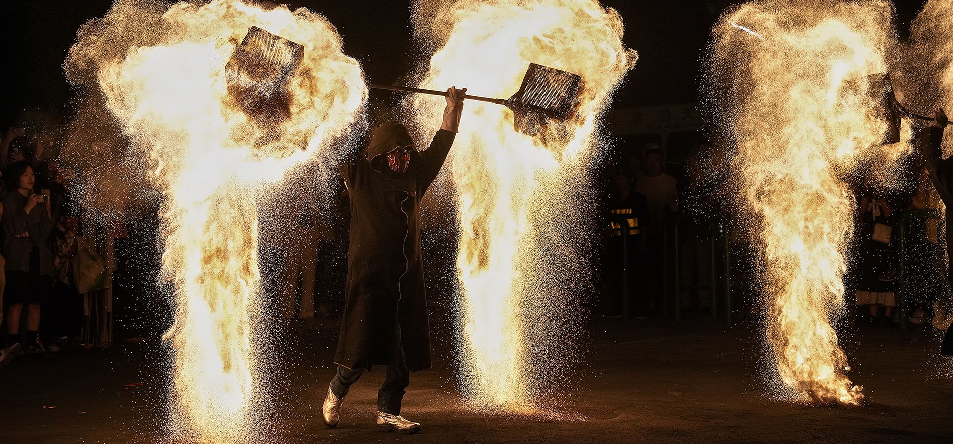 Los artistas realizan un espectáculo con ollas de fuego durante el Festival del Medio Otoño en un mercado nocturno de Beijing, el martes 17 de septiembre de 2024. (Foto AP/Andy Wong)