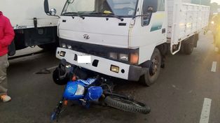 Un camión utilitario atropelló de atrás a una moto que estaba frenada a la espera del semáforo.