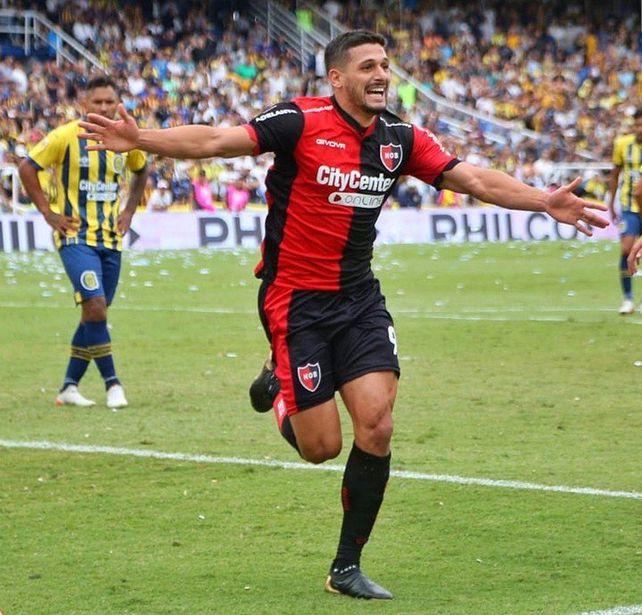 Juanchón celebra el gol que le hizo a Central en el Gigante en marzo de 2022. Ese día, Newell's ganó 1 a 0.