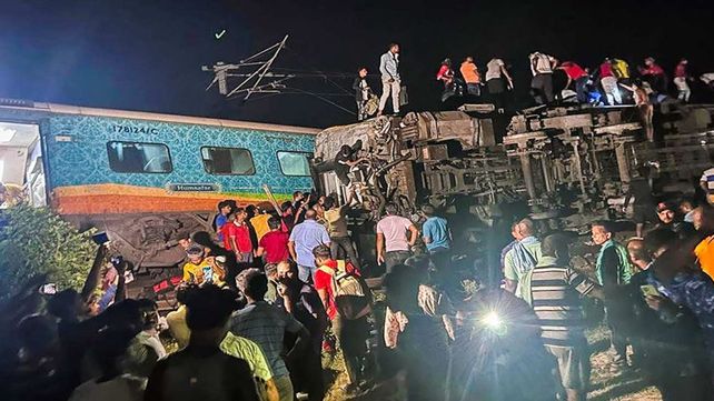 Un fallo humano habría provocado el letal choque de trenes en India