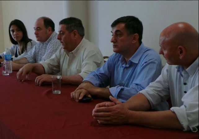 Los dirigentes de Villaguay con De Ángeli. Foto: @ayeacosta