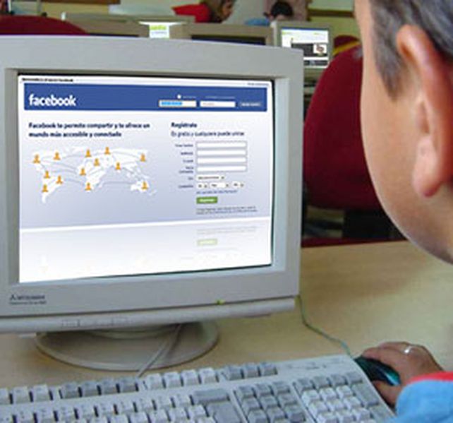 Los adolescentes pasan mucho tiempo en la compu y más aún navegando en las redes.