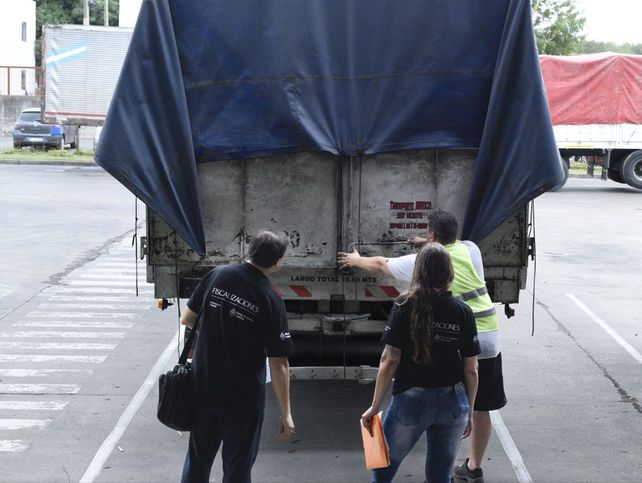 Salieron a controlar faltantes de stock en supermercados por posibles desvíos de productos.