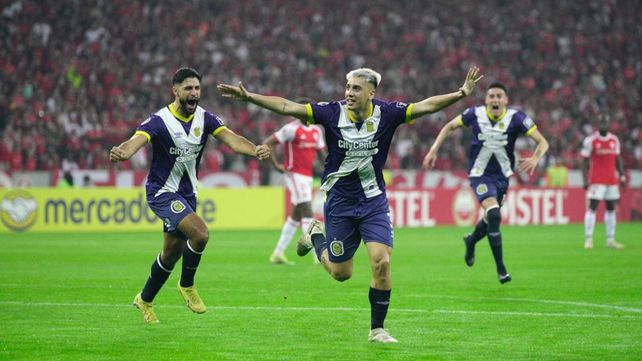 Agustín Sández corre hacia la tribuna de Central. Fue el 1 a 0 sobre Inter en Porto Alegre.