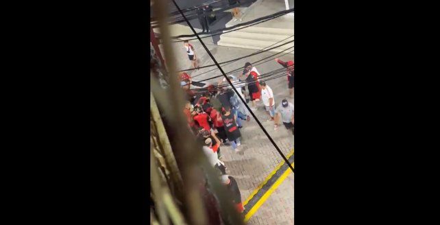 Los hinchas contra el joven periodista. Repudio de la prensa local.