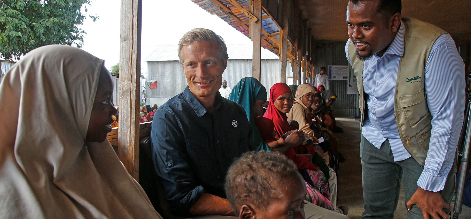El director ejecutivo interino del Programa Mundial de Alimentos (PMA), Carl Skau (en el centro), se reúne con mujeres somalíes desplazadas por la sequía en el Centro de Nutrición Feynuus, en las afueras de la capital, Mogadiscio, Somalia, el miércoles 19 de agosto de 2026. (Foto AP/Farah Abdi Warsameh) El director ejecutivo interino del Programa Mundial de Alimentos (PMA), Carl Skau (en el centro), se reúne con mujeres somalíes desplazadas por la sequía en el Centro de Nutrición Feynuus, en las afueras de la capital, Mogadiscio, Somalia, el miércoles 19 de agosto de 2026. (Foto AP/Farah Abdi Warsameh)