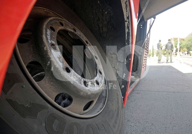 Un colectivo con pasajeros perdió una rueda en el macrocentro santafesino