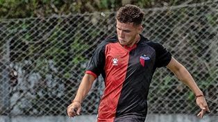El juvenil Luis Schlichting trabaja para poder jugar un partido oficial como local con la Primera de Colón.
