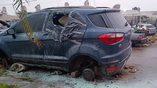 Atentado contra la comisaría 32ª. El auto Ford Eco Sport dañado por el incendio de esta madrugada.&nbsp;