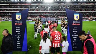 Estudiantes es recibido con el pasillo de campeón por su título en 2024