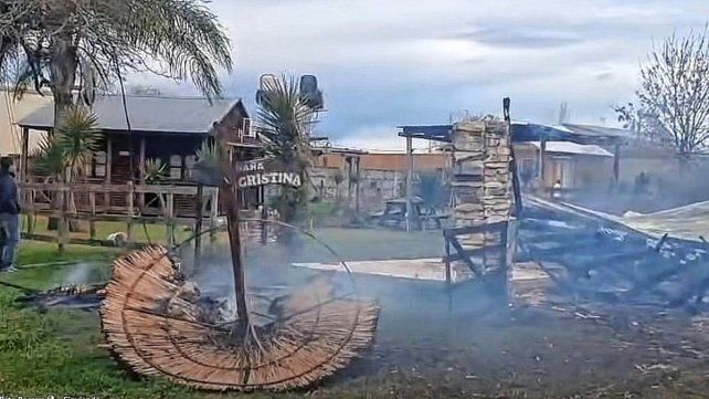 El fuego destruyó seis cabañas en la ciudad de Colón.