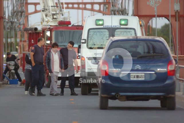 Horas de tensión por hombre que se subió a una de las torres del Puente Colgante