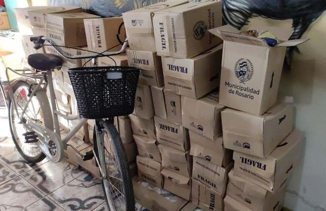 En la casa del Viejo Cantero se encontraron cajas de alimentos que distribuía la Municipalidad de Rosario.