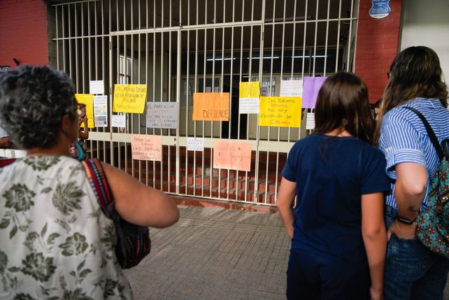 Carteles en la puerta de la Escuela Sáenz Peña, en defensa de la lucha docente