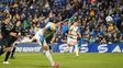 Clarísima de gol, pero Copetti cabecea afuera. Era el 1-0 de Central, apenas iniciado el partido.