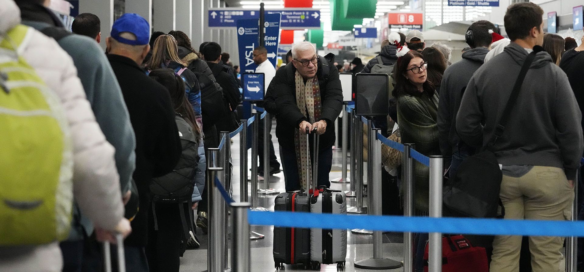 Los viajeros esperan para pasar por el control de seguridad en el Aeropuerto Internacional O