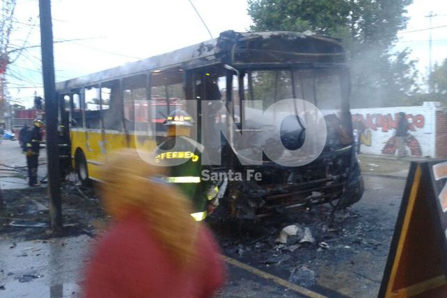 Un colectivo de la Línea 18 ardió en llamas en pleno barrio Santa Rosa de Lima.