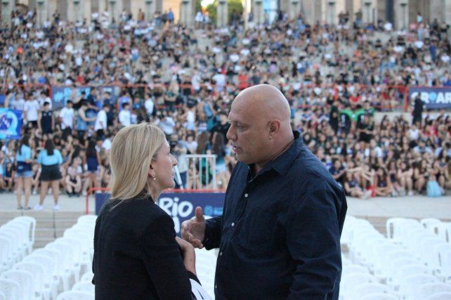 La secretaria de Deporte y Turismo de la Municipalidad de Rosario, Alejandra Mattheus y el presidente de la AVR, Juan D’Angelosante, encabezaron la ceremonia de entrega de premios 2025. Foto gentileza AVR.