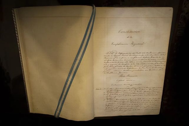 Primera edición de la Constitución Nacional impresa en 1853 y resguardada en el Congreso de la Nación. 