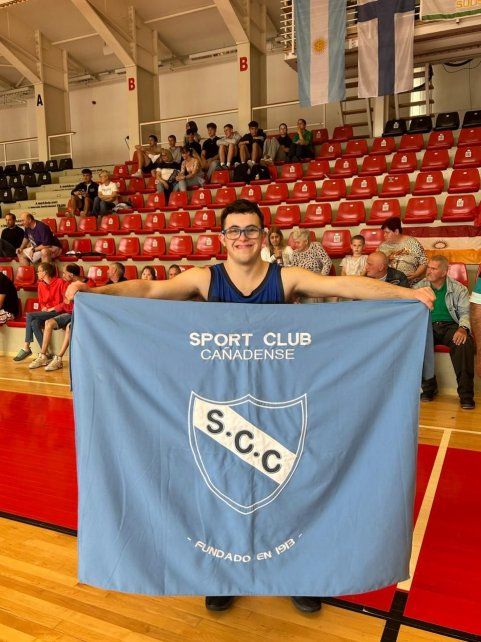 Con los colores del Sport Club a todos lados. Tras la consagración Bautista mostró con orgullo la bandera de su club.