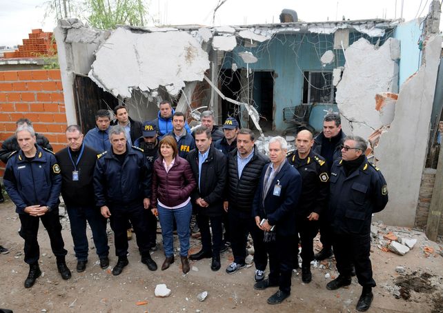 En el lugar. Efectivos policiales posan junto los ministros Bullrich y Ritondo una vez cumplido el operativo.