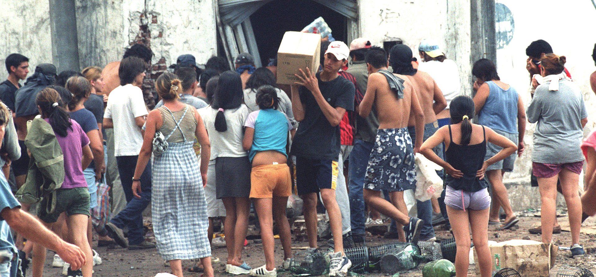19/12/2001. Entre varias personas lograron romper la persiana de chapa que defendía el mercado de Pasco y Gutenberg. Bastaron algunos minutos para que el local quede vacío de mercaderías.