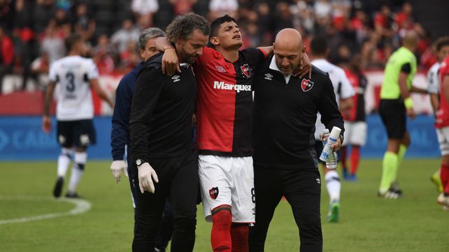 Mala tarde. Rivero se va dolorido por un esguince de rodilla.