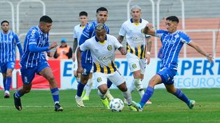 Campaz ataca en el partido ante Godoy Cruz. Ese fue el último partido del canalla en el semestre anterior.