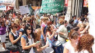 Los maestros y estatales piden recomposición real del salario y el doble aguinaldo
