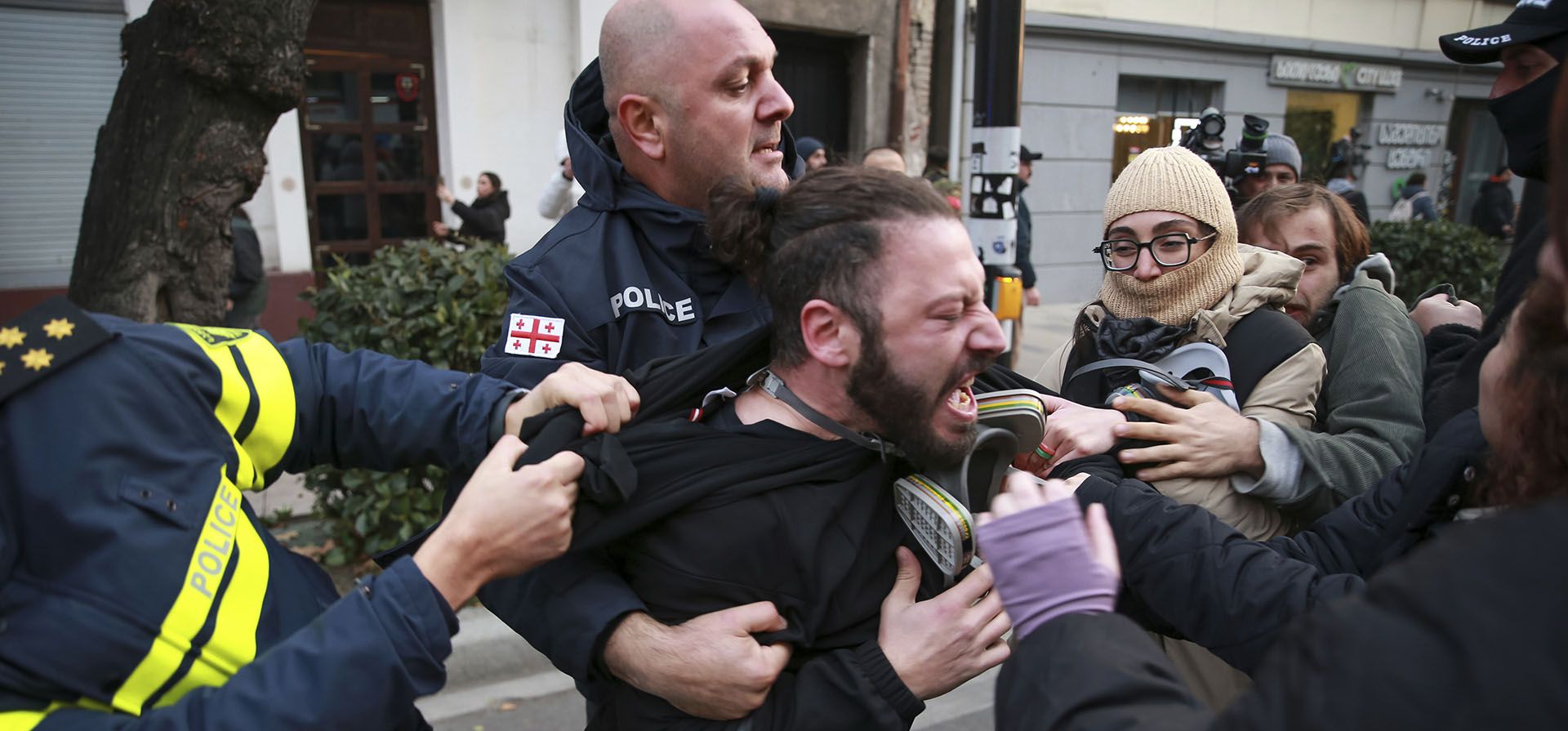 La policía intenta detener a un manifestante en una calle durante una manifestación contra los resultados de las elecciones parlamentarias en medio de acusaciones de que la votación fue manipulada en Tbilisi, Georgia, el martes 19 de noviembre de 2024. (Foto AP/Zurab Tsertsvadze) La policía intenta detener a un manifestante en una calle durante una manifestación contra los resultados de las elecciones parlamentarias en medio de acusaciones de que la votación fue manipulada en Tbilisi, Georgia, el martes 19 de noviembre de 2024. (Foto AP/Zurab Tsertsvadze)