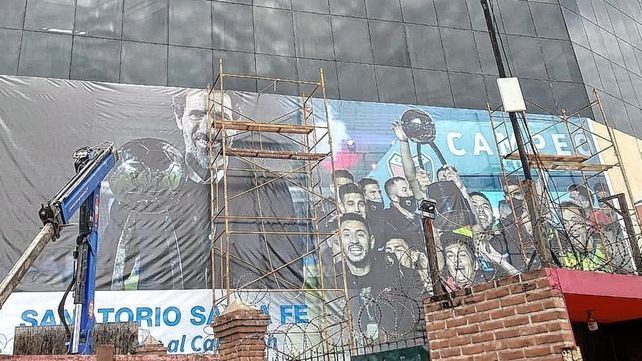 El plantel y el DT de Colón son parte de un mural en el ingreso al estadio Brigadier López.&nbsp;