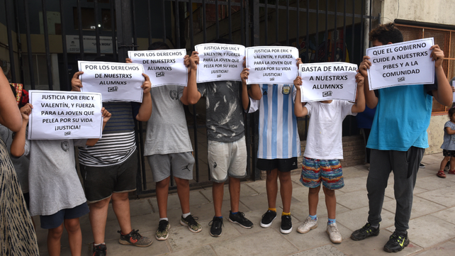 Basta de matar a nuestros alumnos. Los alumnos con carteles para reclamar seguridad y pedir justicia por sus compañeros.&nbsp;