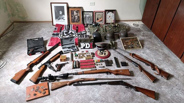 Buscaban un arma y encontraron varios objetos referentes al nazismo en un allanamiento en Rosario