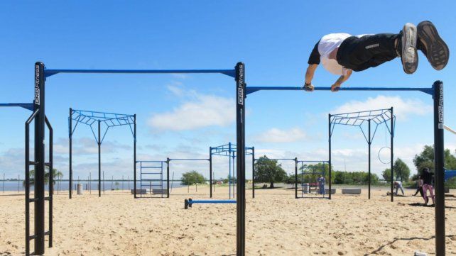 En el balneario Thompson construyen un playón deportivo y calistenia.