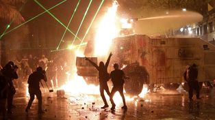 Incendios y destrozos a un año de las protestas sociales que sacudieron a Chile