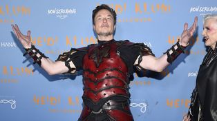 Elon Musk y su madre en la fiesta anual de Halloween de Heidi Klum en Lower East Side, el lunes 31 de octubre de 2022 en Nueva York.
