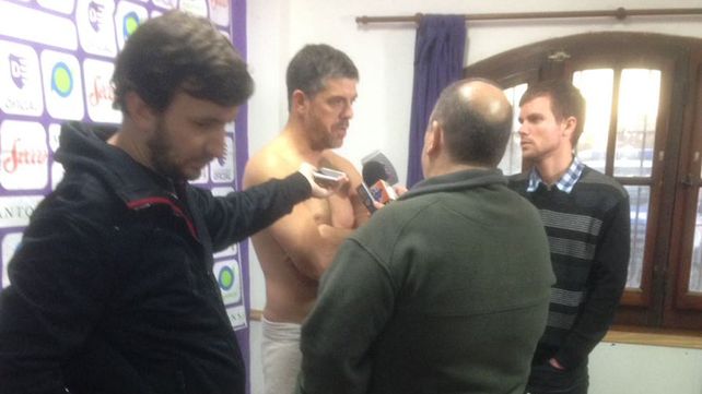 El técnico de Villa Dálmine cumplió con su promesa y dio la conferencia sin ropa