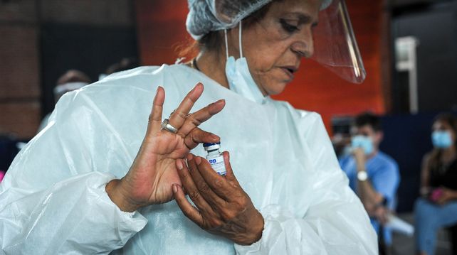En el Galpón 17 se llevó a cabo la aplicación de la vacuna rusa Sputnik V al personal de salud de efectores privados.