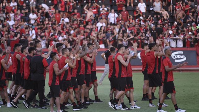 Banderazo. Los jugadores de Newells en el césped del Coloso