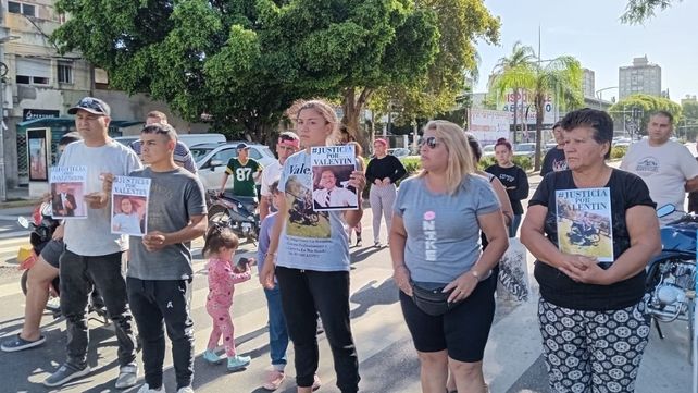 Familiares y amigos de Valentín realizaron este martes a la tarde una protesta en Pellegrini y Francia para exigir justicia.